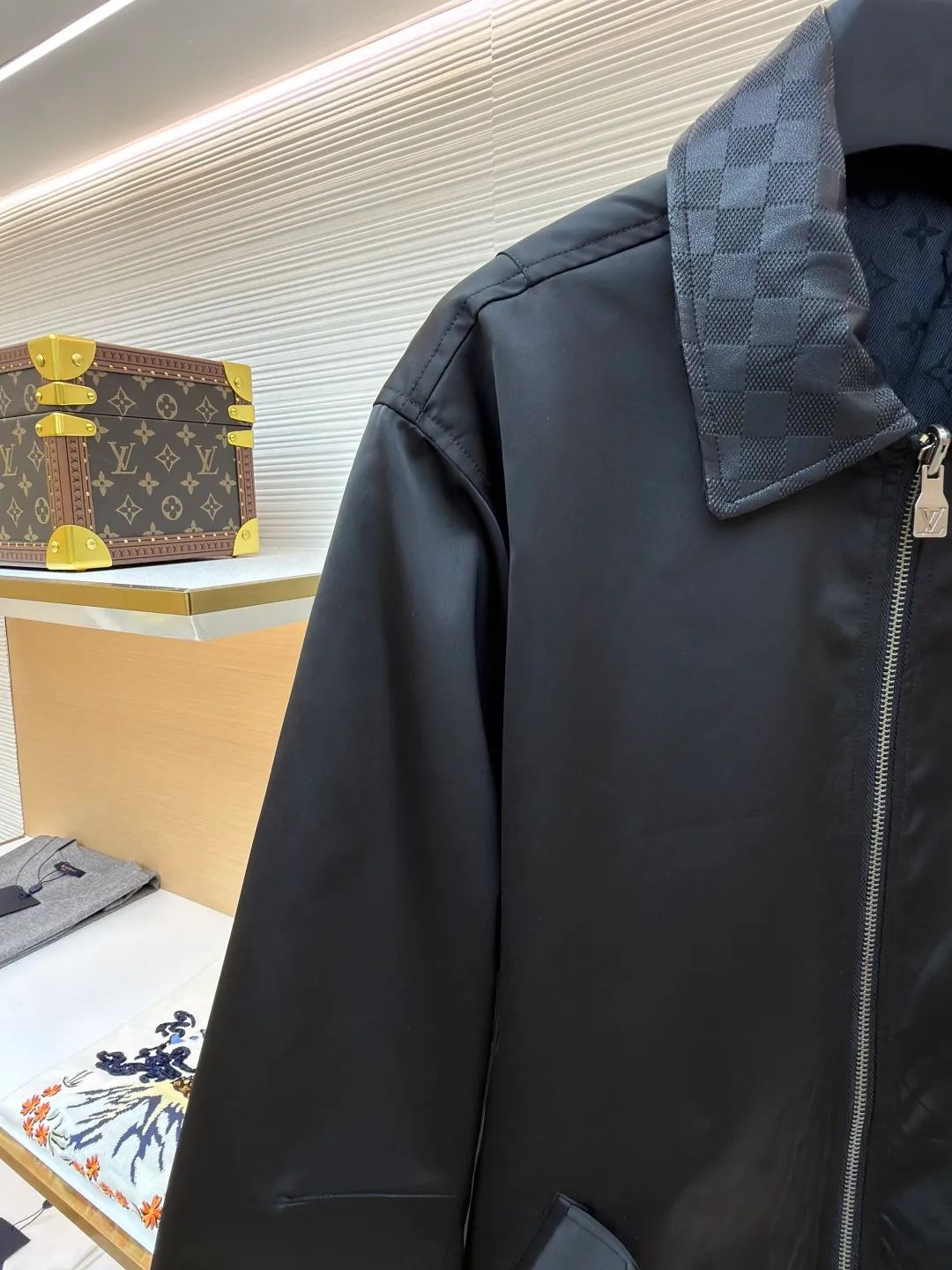 LOUIS VUITTON Reversible Tunic Jacket ●Original version: 25800 purchase and development ●Item number: 1681139-C10 ●Fabric: polyester nylon fabric ●Technology: jacquard production ●Version: fitted version ●Weight: about 765 grams ●Size: S-M-L-XL ●Description: Solid color satin + classic Der decoration , full of satin luster, paired with the iconic pattern of jacquard texture on the leather collar, retro and modern, with metal initials embellishment on the chest, low-key but sharp, full of aura! Side B: iconic jacquard woven Monogram pattern, on a black base, the same color Monogram jacquard is low-key and luxurious, the delicate texture instantly enhances the sense of luxury, and the control of details is ecstatic! Zipper closure + black pearl-effect button pockets: a perfect fusion of practicality and aesthetics, with a full sense of ritual. Solid color pockets with flaps on both sides + solid metal details: a collision of retro and futuristic styles, making it a blockbuster at any time. Two large jacquard textured side pockets on the other side: both practicality and design, concave shape artifact ~ double-sided life, switch at will. A-side debut: with silk long skirt +, satin gloss + metal logo, instantly transform into a party king, B-side out: matching + White shoes, classic Monogram blessing, retro casual style. This kind of design that combines classicity and innovation to the extreme can’t be mistaken when you close your eyes! The overall wiring is straight and delicate, the fabric is comfortable and soft, and the color is consistent without color difference. It can be matched with the same style to create a fashionable look and control various occasions. Customized accessories, complete with three standards, same style for men and women!
